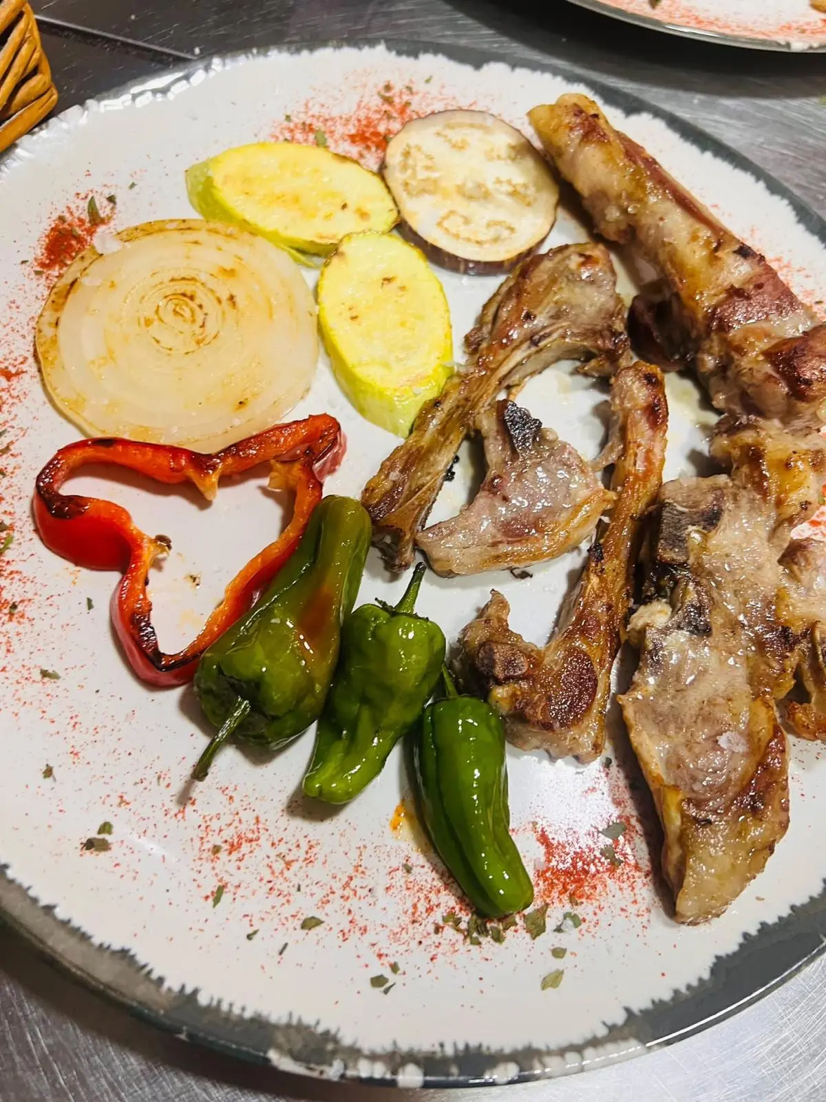 Chuletillas de cordero a la brasa con parrillada de verdura: calabacín, berenjena, cebolla y pimiento rojo.