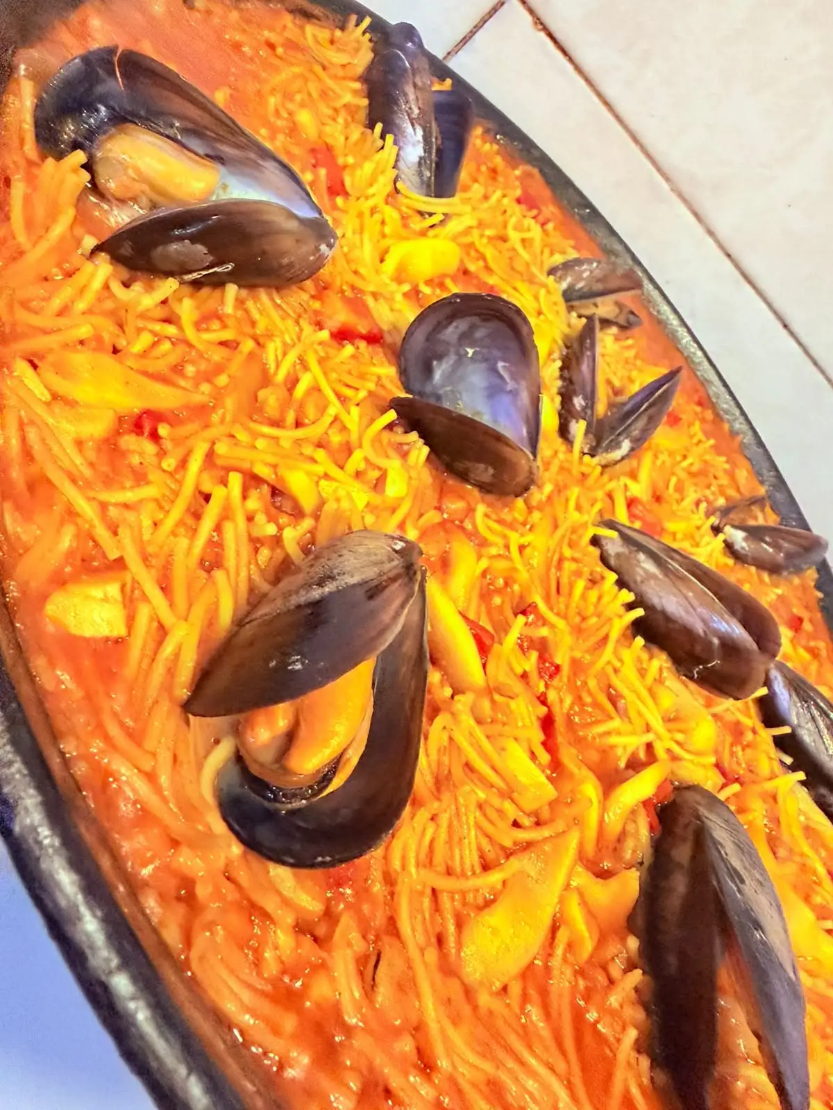 Fideuá con mejillones, servida en la paella.