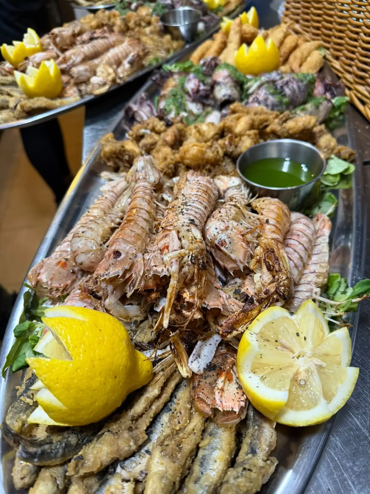 Fuente de marisco: galeras y gambas a la plancha, boquerones fritos y una cazuelita de salsa verde.